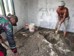 Anggota Satgas TMMD Kodim Sarmi Campur Semen dan Pasir