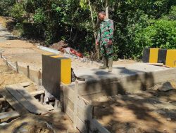 Anggota satgas TMMD tinjau papan mal jembatan box