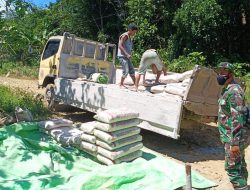 Personil Satgas TMMD Ke-111 Kodim 1202/Skw Awasi Pendistribusian Semen