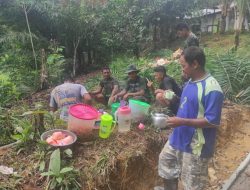 Anggota Satgas TMMD Menikmati Kopi Di Waktu Istirahat