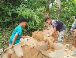 Anak-anak Desa Sentangau Jaya Ikut Bantu Mengisi Pasir didalam gerobak dorong di TMMD ke-111 Kodim 1202/Singkawang