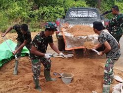 Dengan Menggunakan Mobil Dinas Satgas TMMD Langsir Material Pasir Di Lokasi TMMD Ke 111 Kodim 1202/Skw