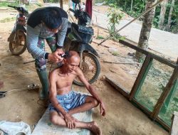 Anggota satgas TMMD gunakan keterampilan mencukur rambut warga