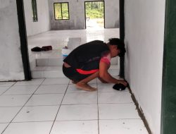Pembersihan Sisa Semen di Lokasi Gereja TMMD Kodim Sarmi