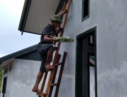 Satgas TMMD dan Warga Lakukan Pengecatan Tembok Gereja