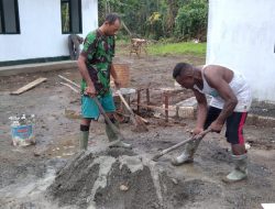 Campur Semen dan Pasir di Lokasi Pembangunan Sasaran Fisik TMMD Kodim Sarmi