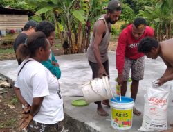 TMMD Kodim Sarmi: Gotong Royong Hasilkan Adonan Pasir dan Semen Merata