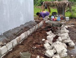 Pemasangan Batu Fondasi Emperan Rumah Pastori TMMD