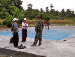 Satgas TMMD dan Warga Kp. Dorba Persiapan Pengecatan Lapangan Voli