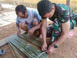 Anggota Satgas TMMD Regtas Ke 111 Kodim 1202/Skw Bantu Warga Membuat Bubu Penangkap Ikan Tradisional.
