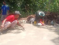 Tua-Muda Terlibat Langsung Bersama Satgas TMMD Bangun Jalan Rabat Beton
