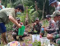 Senang, Warga Ini Sediakan Makanan dan Minum Untuk Satgas TMMD Regtas Ke 111 Kodim 1202/Skw.