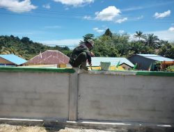 Anggota Satgas TMMD Mengecat Pagar Gereja