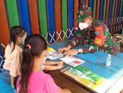Dansatgas TMMD Regtas Ke 111 Kodim 1202/Skw Mengajari Anak-Anak Belajar.