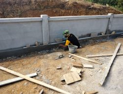 Anggota satgas TMMD hampir selesaikan pembangunan pagar gereja