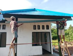 Pemasangan Lisplang Bagian Depan Rumah Pastori TMMD Kodim Sarmi