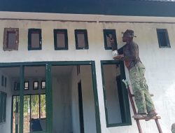 Pengecatan Kusen Bangunan Rumah Pastori TMMD Kodim Sarmi
