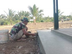 Pengacian Rabat Luar Rumah Pastori Dilaksanakan Satgas TMMD dan Warga