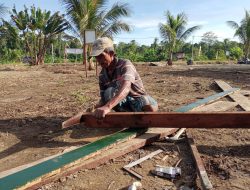 Satgas TMMD Kodim Sarmi Laksanakan Pemotongan Papan Lisplang