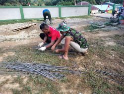 Kompak terus anggota satgas TMMD rangkai besi