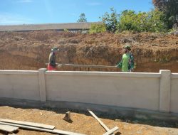 Anggota Satgas TMMD Angkut Material