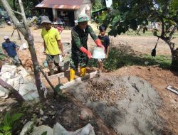 Anggota Satgas TMMD Membantu Warga Mengecor Anak Tangga Milik Warga