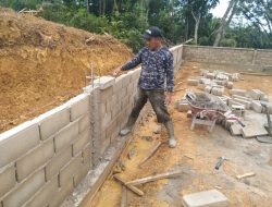 Anggota Satgas Memasang Batako Bagian Atas Batako Gereja St Kristoforus