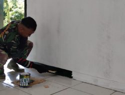 Semangat Kerjakan Pengecatan Lis Bangunan Gereja TMMD Kodim Sarmi
