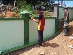 Masyarakat Bersama Satgas TMMD Regtas Ke 111 kodim 1202/Singkawang Cat Pagar Pustu