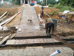Proses Pemasangan Rangka Besi Alas Jembatan Satgas TMMD Ke-111 Kodim 1202/Singkawang