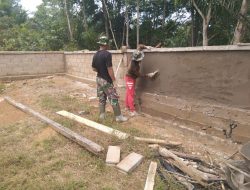 Diguyur Hujan, Satgas TMMD Kodim 1202/Singkawang dan Warga Tetap Semangat Lanjutkan Pekerjaan