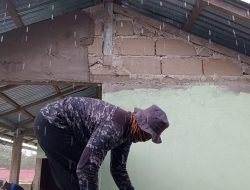 Biar Tak Banjir, Satgas TMMD Buat Parit di Sekeliling Pustu