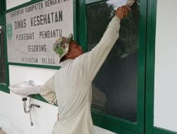 Anggota satgas TMMD bersihin tanah sisa pembuatan parit puskesmas pembantu