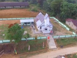 Plester Teras Gereja Katolik Santo Kristoforus Oleh Satgas TMMD Ke-111 Kodim 1202/Singkawang