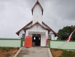 Pengecatan Tembok di Lokasi Bangunan Gereja TMMD ke-111 Kodim 1202/Skw Dilakukan Dengan Semangat dan Gotong-Royong.