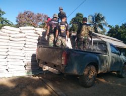 Anggota satgas TMMD Langsir material semen bersama sama