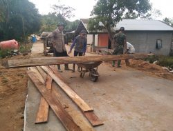 Warga Dan Satgas TMMD Ke-111 Kodim 1202/Skw Mengangkut Bahan Material Papan Mal Dengan Artco
