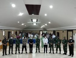 Foto Bersama Forkopimda Pada Penutupan TMMD Regtas Ke 111 Kodim 1202/Skw.