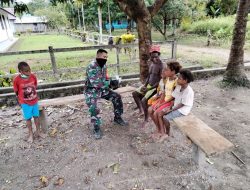 Satgas TMMD Kodim Sarmi Ajak Anak-anak Terus Rajin Belajar