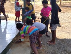 Anak-anak Kampung Dorba Bantu Satgas TMMD dan Warga Bersihkan Gereja
