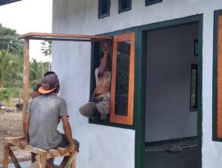 Pemasangan Jendela Rumah Pastori TMMD Kodim Sarmi