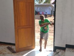 Pemasangan Pintu Samping Kanan Bangunan Gereja TMMD Kodim Sarmi