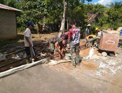 Anggota Satgas TMMD Ke-111 Kodim 1202/Skw Bersama Warga Melepaskan Papan Mal Jalan Rabat Beton