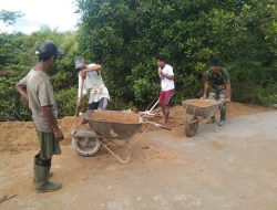 Antusias warga bantu anggota satgas TMMD pindahkan pasir sisa Pembangunan jalan