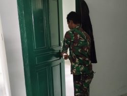 Anggota Satgas Pasang Kunci Di Puskesmas Pembantu