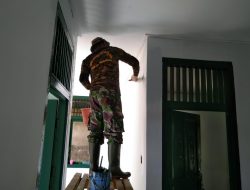 Laksanakan finishing anggota satgas TMMD cat puskesmas bagian dalam.
