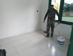 Anggota satgas TMMD bersihkan lantai puskesmas pembantu