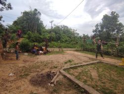Anggota satgas TMMD terus berjibaku bermain bersama anak-anak desa.