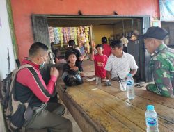 Kebersamaan Satgas TMMD Regtas Ke 111 Kodim 1202/Skw Dan Warga sambil Minum Air.