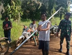Anggota Satgas TMMD Komsos Dengan Anak-anak Desa Sentangau Jaya